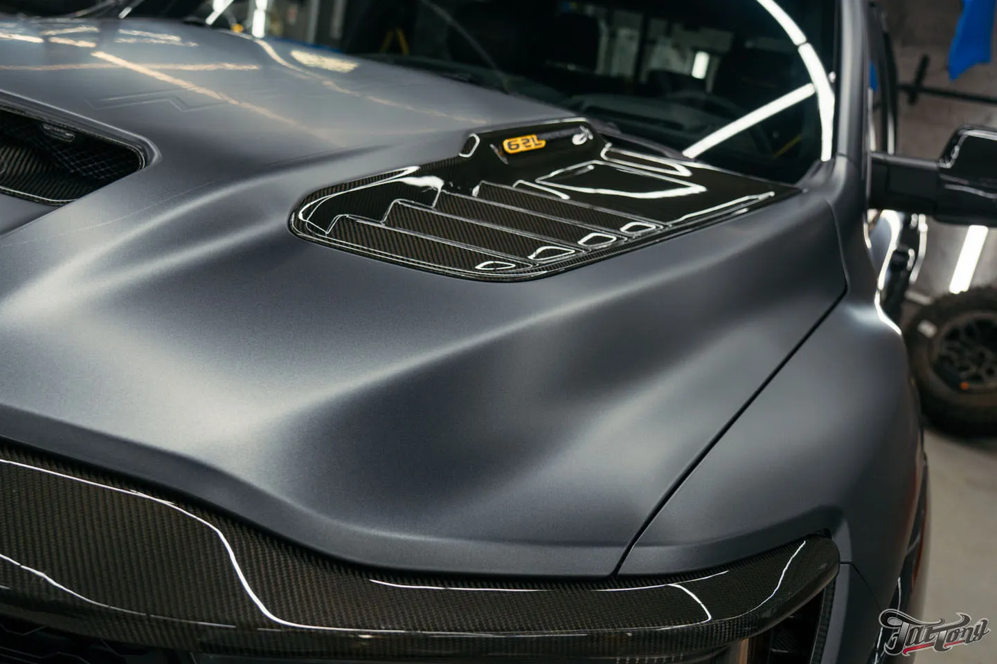 Что мы сделали с RAM TRX Hennessey Mammoth 1000?! Часть 1: автомобиль до начала работ, оклейка винилом и полиуретаном, татуировки в проемах